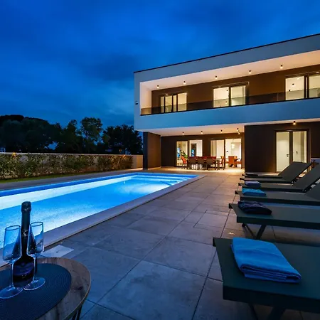 Alba, A Luxurious And Beautiful Near The Sea * Šišan