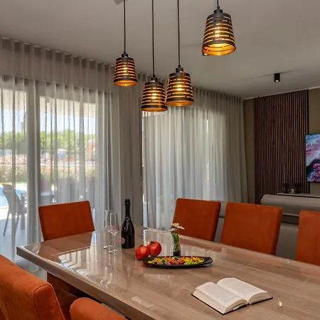 Alba, A Luxurious And Beautiful Near The Sea Villa *