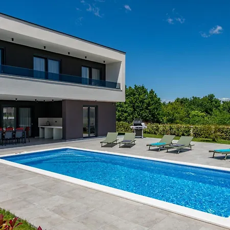 Alba, A Luxurious And Beautiful Near The Sea