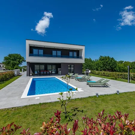 Alba, A Luxurious And Beautiful Near The Sea Villa