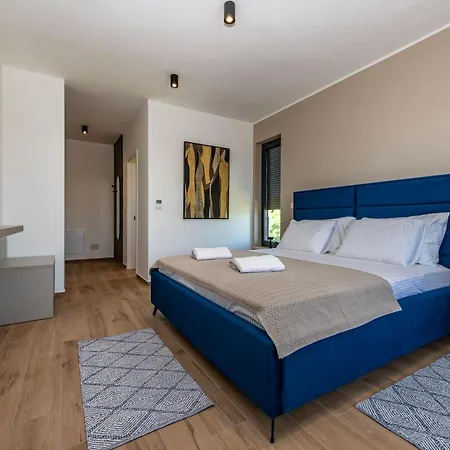 Alba, A Luxurious And Beautiful Near The Sea Šišan