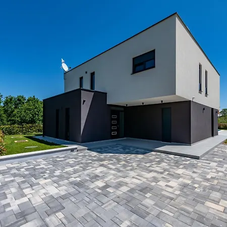 Alba, A Luxurious And Beautiful Near The Sea *