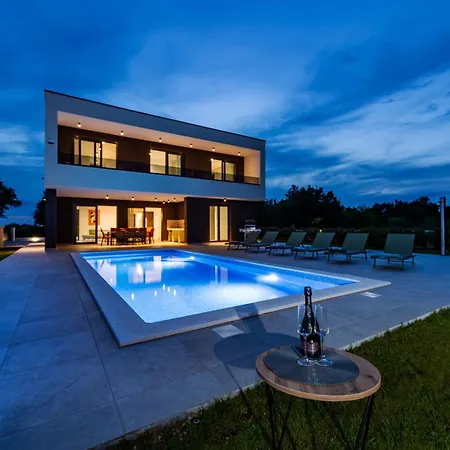 Alba, A Luxurious And Beautiful Near The Sea Villa Šišan