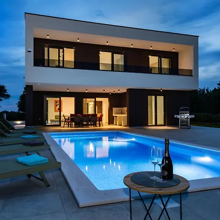 Alba, A Luxurious And Beautiful Near The Sea *